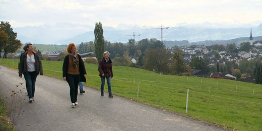 Ein Tag unterwegs in Gossau ZH: Teilnehmende von «Mini Schwiiz, dini Schwiiz». Bild: Video SRF