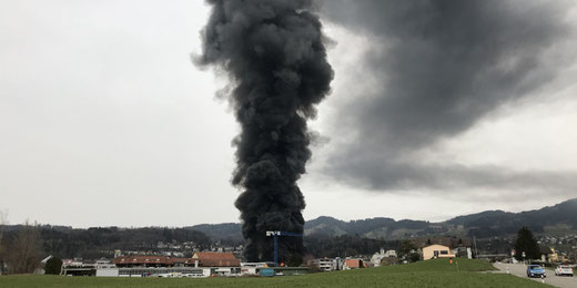 Brand in Hinwil. Bild: bunts.ch