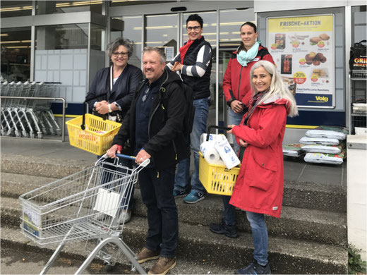 Einkaufen für Risikopatienten: Daniela Crainich (Frauen für Frauen), Max Bösiger, Andrea Küttel (Samariterverein), Monika Kälin und Bibi Furger (v.l.n.r.)