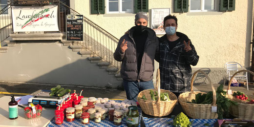 Graziano Venuto (links) und sein Freund Antonio betreiben den Gossauer Wochenmarkt. Bild: bunts.ch