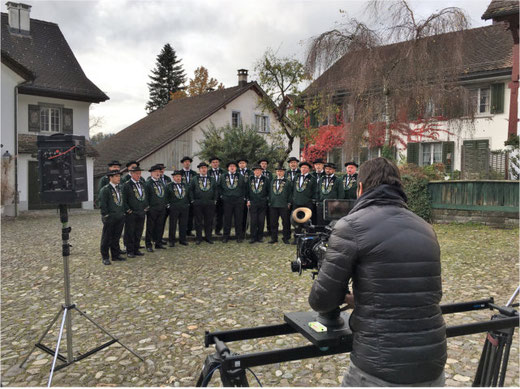 Der Jodelklub Bärblueme Grüningen beim Filmdreh. Bild: Sandra Iten