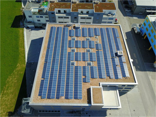 Realisierte Photovoltaikanlage auf einem Industriegebäude in Bubikon. Bild: alenergy