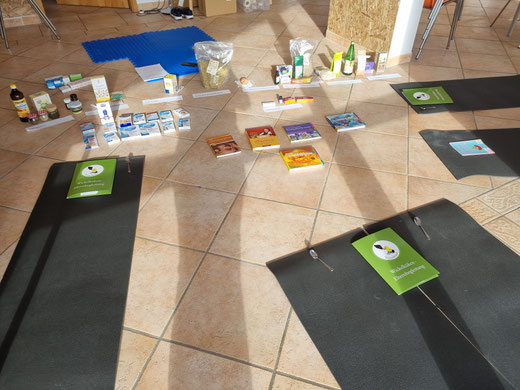 Kursaufbau Baybeach Wachenheim, Bücher, schwarze Matten, grüne Mappen mit Wickelkükenlogo, Flaschen