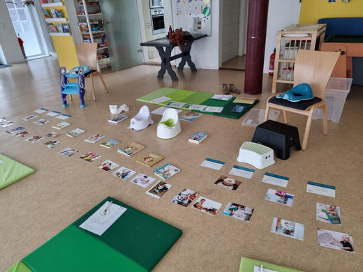 Kursaufbau Haus der Familie Landau, Töpfchen, Hocker, grüne Matten, Bücher