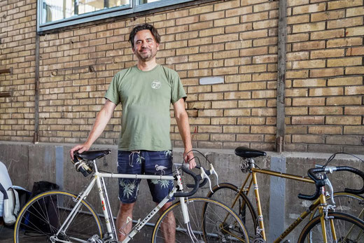 Elie Vanvlasselaer steht auf alte Rennvelos mit Stahlrahmen. Das Peugeot PY10 ist sein besonderes Bijou. Foto: Enzo Lopardo