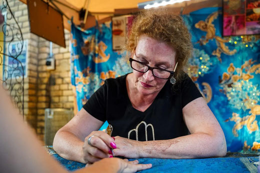 Ursula Amal Weiss wird gern für Frauenabende und Firmenanlässe gebucht. Bei ihrer Arbeit ist eine ruhige Hand gefragt. Foto: Enzo Lopardo