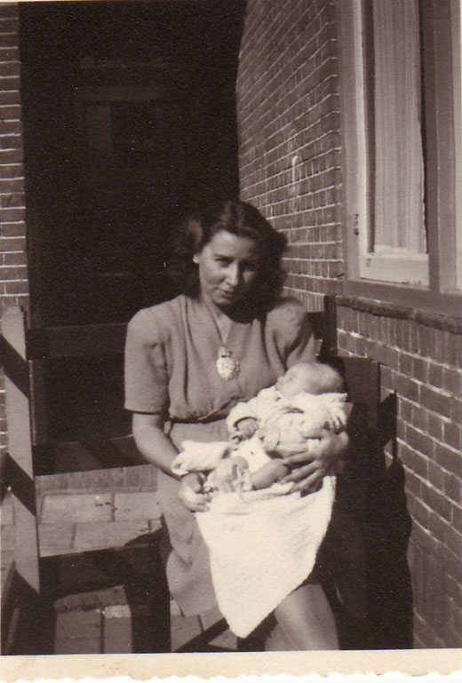 Louise met baby Kees, voor de deur van de Johan van Vlietstraat 76, te Haarlem