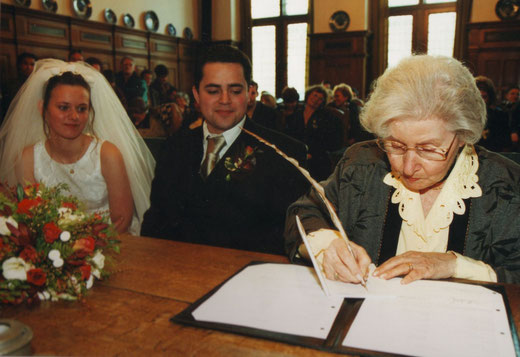 Mijn oma Louise als mijn getuige tijdens mijn huwelijksvoltrekking op 3 maart 2000, in Alkmaar.