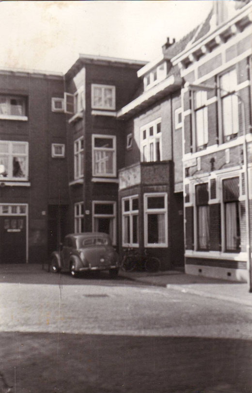 J. van Vlietstraat 76 te Haarlem in de hoek. Jaren 30