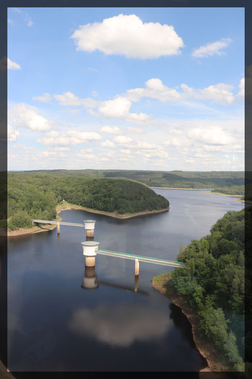 Blick vom Turmrestaurant La Gileppe auf den Stausee