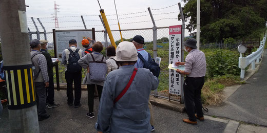 鳥坂寺跡の説明を聞くトンカレ学生