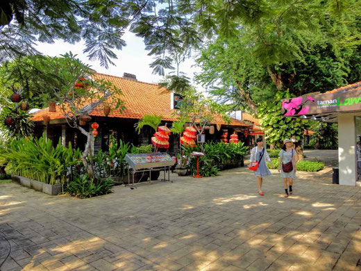 Promeneurs dans le quartier commerçant animé de Nusa Dua.