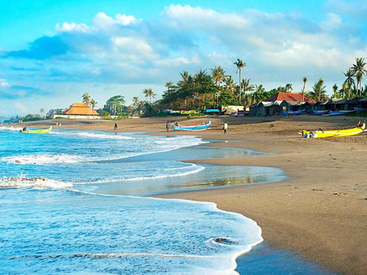 Olas infinitas y puestas de sol doradas en la costa de Canggu.