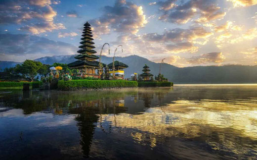 Tempel Pura Ulun Danau aan de oevers van het Bratan-meer.