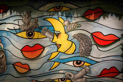 Wandmalerei auf dem Schiff, Kussmund und Augen und Mond, sehr bunt