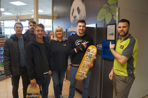 Supermarkt-Betreiber Martin Matthews (rechts) unterstützt die Initiative Skaterpark. Bennet Wiese (links) und Ernez Sadria (mit Board) wollen das Projekt voranbringen und suchen weitere Unterstützer. Das Bild ist vor Corona entstanden. Foto: Alpha-Report