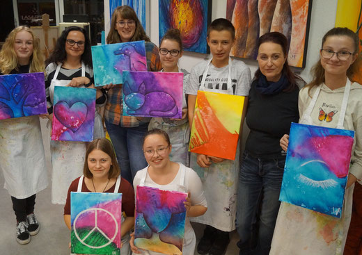 Während ihrer Recherche zur Ausstellung absolvierten einige Bismarck-Gymnasiasten einen Workshop bei Kunstmalerin Michaela Meves-Tauch. Foto: Alpha-Report