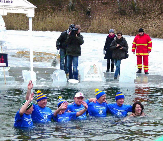 In der über 30-jährigen Historie des Ferchländer Winterschwimmens gab es Veranstaltungen mit dicken Eisschichten im Feuerlöschteich.