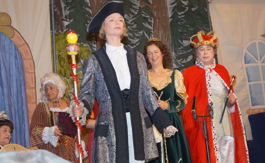 Hofmarschall Kathleen Lemke stellt sich schützend vor König (Frank Zelmanski) und Königin (Elke Lilie). Im Hintegrund Lisa Wolf und Rita Wagner. Foto: Alpha-Report