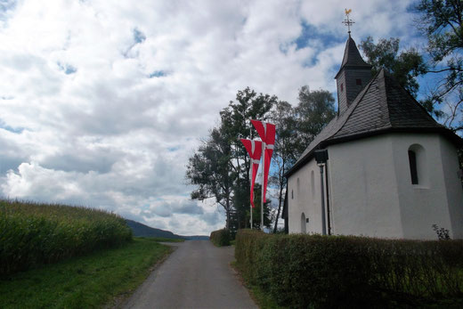 Zur Prozession mit Fahnen geschmückte Pestkapelle (C) Martin Steilmann