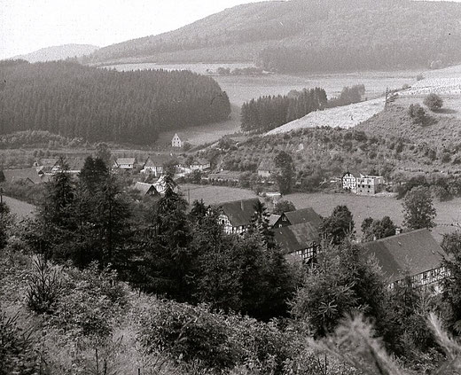 Blick auf Sallinghausen vom Rehenberg aus. Das Foto entstand in den fünfziger Jahren. Eiken-Schulten erweitern ihr Haus. 