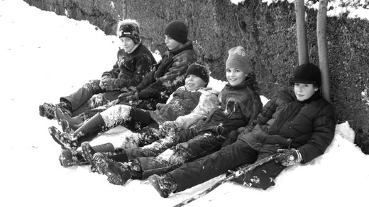 Auch die heutige Dorfjugend findet Spaß am Schnee, wenn er denn mal da ist (Dez. 2010)