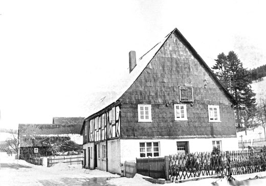 Schmies Haus um 1960. Im Hintergrund Nurks Hofstelle (Feldmann)