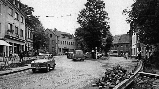 Das Café Poggel in Hemer im Hintergrund. Das Foto entstand um 1960