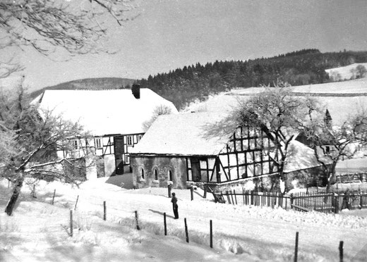 Adämmers Hof in Hengsbeck, links das Wohnhaus, rechts das Stallgebäude. Im Hintergrund die Dorfkapelle St. Margaretha aus dem 17. Jahrhundert