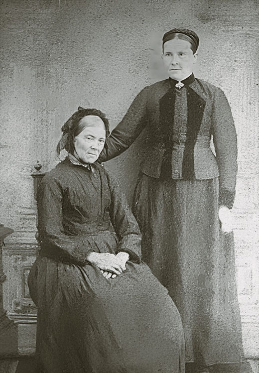 Foto aus dem Jahr 1878, ein Jahr vor ihrem Tod: Maria Anna Osebold, geb. Müller (sitzend) mit ihrer Tochter Sophia Osebold