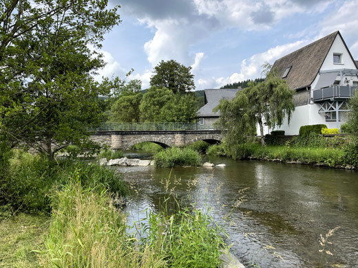 Partie an der Wennebrücke in Wenholthausen, rechts das Hanfranzen-Haus wie es sich heute zeigt (wfoto 2022)