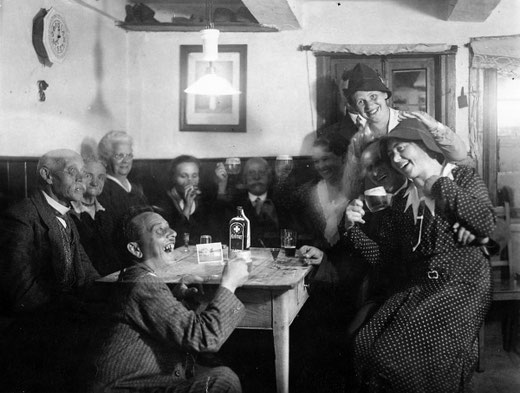 Hervorragende Stimmung im kleinen Schankraum beim Gastwirt Franz Bruder.  Auf dem Tisch der Verursacher: "August mit dem Schlips"