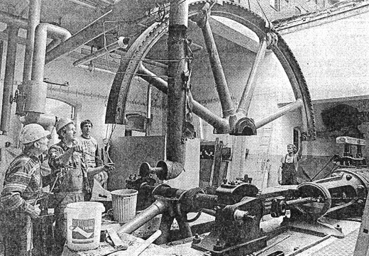 Dieser Auszug aus einem Zeitungsartikel aus dem Jahr 1993 zeigt die Demontage der „Warsteiner“ Dampfmaschine in Remscheid.