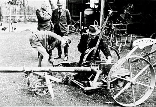 Am pferdegezogenen Grasmäher: Berufswettkampf in Balve April 1953