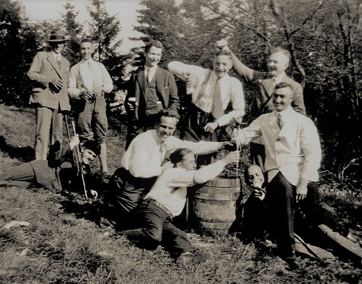 Geselligkeit beim Faßanstich 1931/32. Mit dabei Franz Keite (links) u. Josef Weber (rechts)