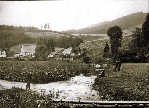 Am Salweybach, Foto vor 1908 entstanden. Im Hintergrund ist der Steinbruch zu erkennen, in dem sich der Stolleneingang befand.