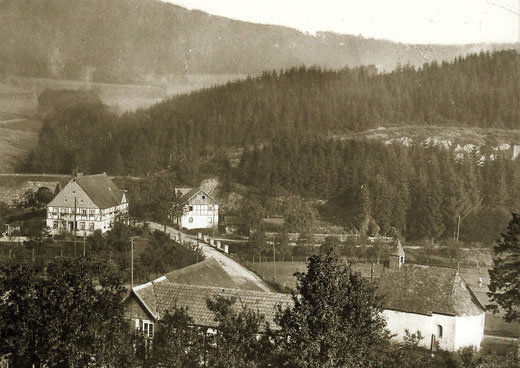 Foto um 1920 mit Blick auf den Mühlenberg, rechts neben Müllers Stall liegt der Steinbruch mit Stolleneingang