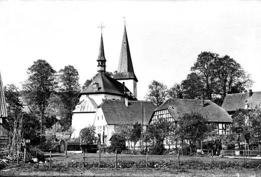 Pfarrkirche St.Peter und Paul in Eslohe, im Vordergrund das "Papehaus"