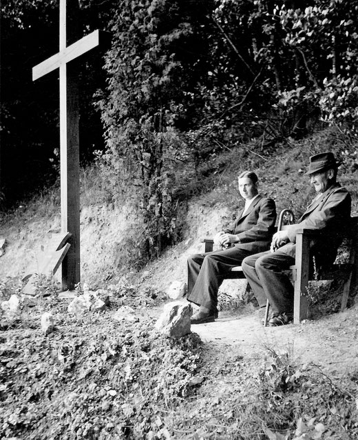 Großvater mit dem jüngsten Sohn Alfred auf der Bank am Kreuz, aufgestellt zur Erinnerung an die gefallenen Söhne Josef und Wilhelm