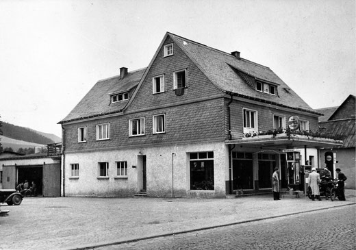 Es geht aufwärts nach Kriegsende: Das Haus ist verputzt und der Hof befestigt. Der Verkaufsraum hat ein seitliches Fenster erhalten.