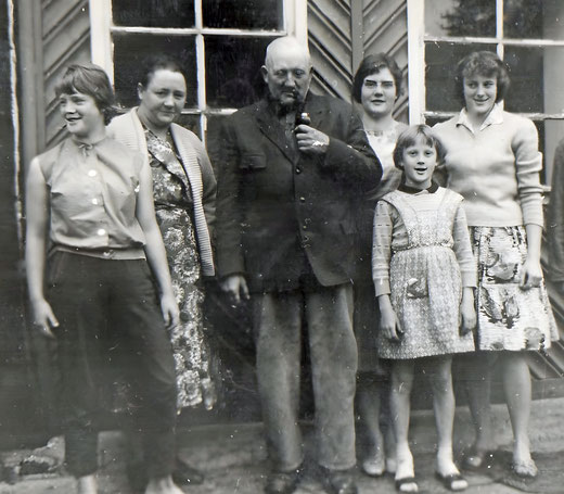 Die Gastgeberfamilie Heymer um 1958: vlnr: die Tochter Gertrud, Mutter Anna und Vater Heinrich, die Töchter Elisabeth, Brigitta und Marianne