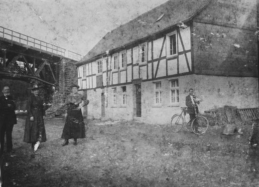 Das ist "Andreas" Haus nach Errichtung der Fischbauchbrücke im Jahre 1910. Wie man gut erkennt, findet das Leben auch auf der Straße statt. 