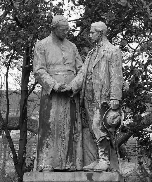 Kolping Monument in Köln, oben: Tafel in der Menoritenkirche in der Kolping bestattet ist