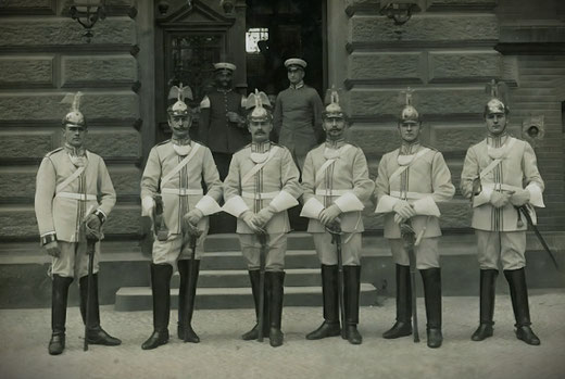 Angehörige des Regiments der Gardes du Corps im Koller mit Paradehelm. Gut zu sehen ist auch besondere Ringkragen dieser elitären Einheit. Zeitgenössische Fotokarte. Undatiert. Fotograf: Fr. Schüler/ Potsdam