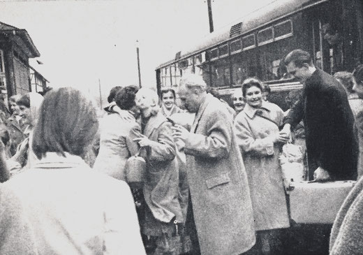 Am 19.4.1958 sind die Esloher Schülerinnen wieder zuhause. Am Bahnhof werden sie von ihren Angehörigen herzlich empfangen.