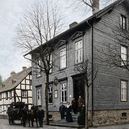 Das neue Dienstgebäude der Post vor der Erweiterung im Jahre 1914. Die Postkutsche konnte noch um das Haus herumfahren.