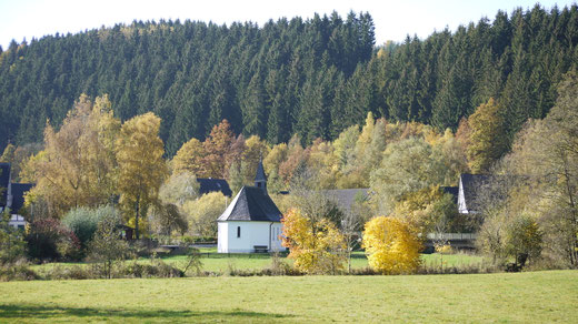 Mitten im Dorf von buntem Herbstlaub umgeben steht die 1954 neu erbaute Kapelle.