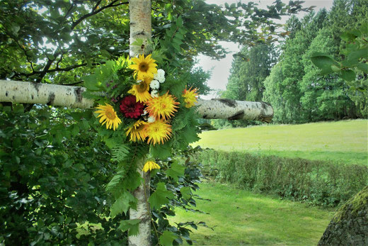 Mit Blumen bekränztes Kreuz: Prozessionsmesse "am Rochus" (C) Martin Steilmann