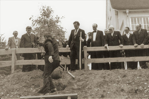 Zum 50ten Jubiläum wird am Pfarrheim eine Eiche gepflanzt: v.l. Jos. Schulte-Hüttemeister, Manfred König, Franz Schmidt,Pfarrer Joh. Arens, Elmar König, Josef Weber, unbek., Speckenheuer
