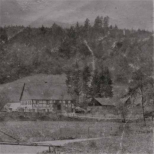 Bildausschnitt um 1900: Die alte Brücke im Dorf. Dahinter das Wohnhaus des Korn- und Sägemüllers Sternberg mit Stallgebäude